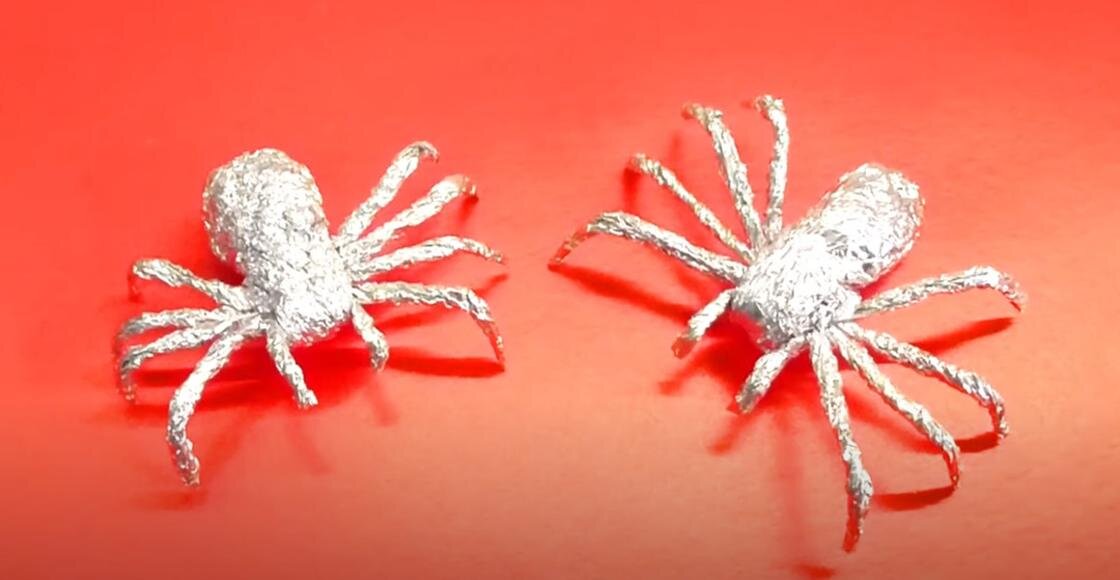    Два паука из фольги:YouTube/SheDaM DIY