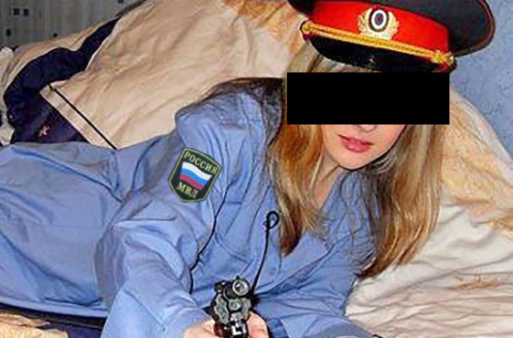    Полицейскую лишили премии за фото и видео в соцсетях в откровенных нарядах
