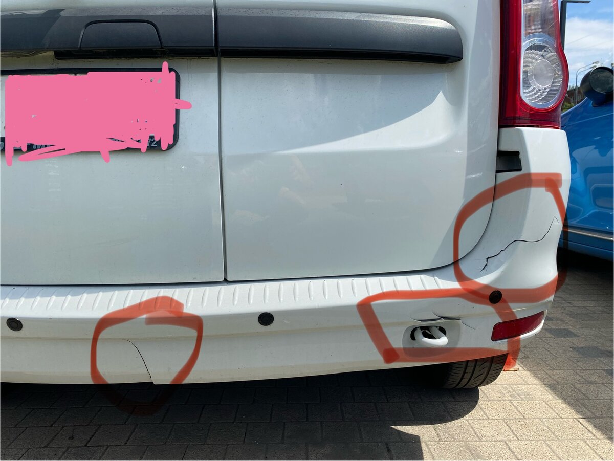 Помотало бампер. Решено было его менять (проще и дешевле всего).