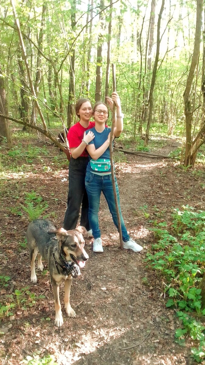 Тося тоже позирует, а хвост у неё из папоротника