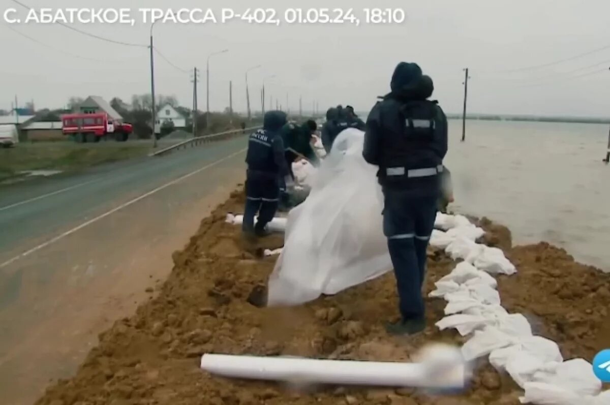    В районе тюменского села Абатское сильный ветер рвет пленку на дамбе