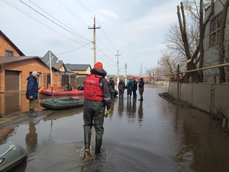 Свежие новости паводка на сегодня оренбург. Затопило дом. Свежие новости паводка на сегодня оренбург. Весенний паводок в оренбурге. Весенний паводок.