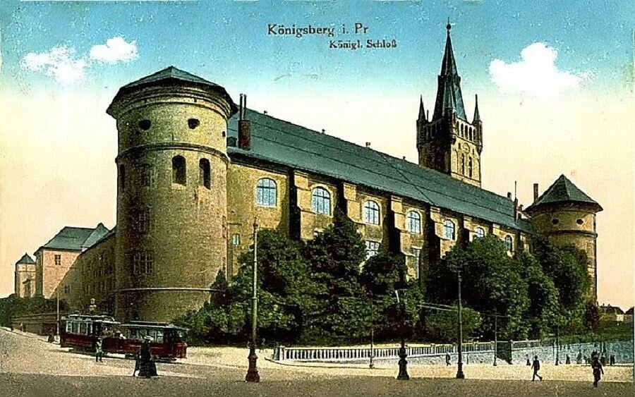 Сейчас мало кто из жителей Калининграда помнит, что ещё до 1944 года там, где сейчас расположена Центральная площадь, стоял величественный замок Кёнигсберг, построенный в 1255 году.
