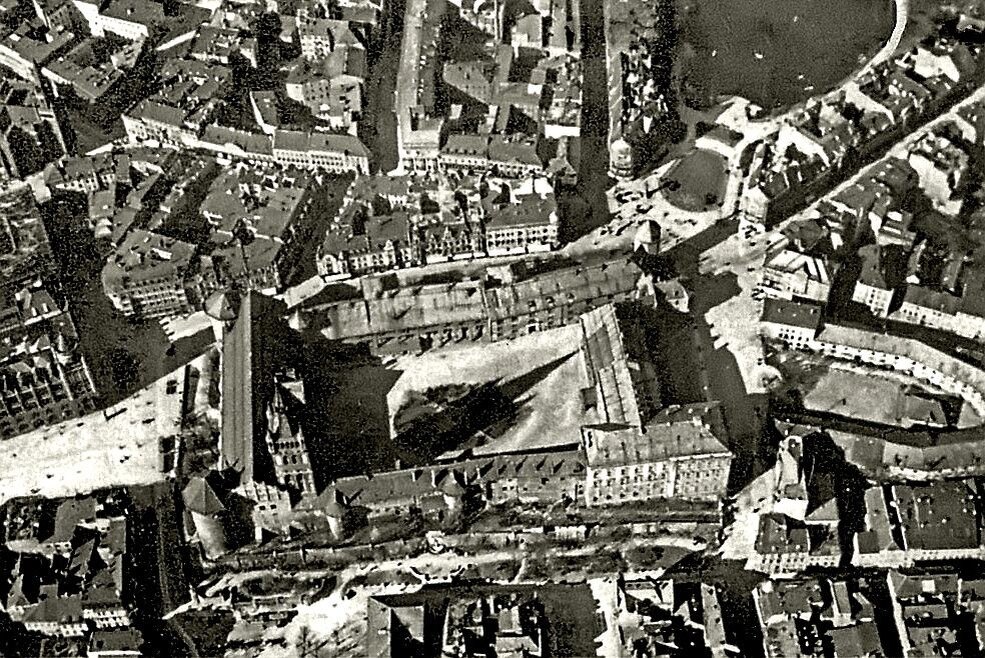 Кадр аэрофотосъёмки. Замок в центре