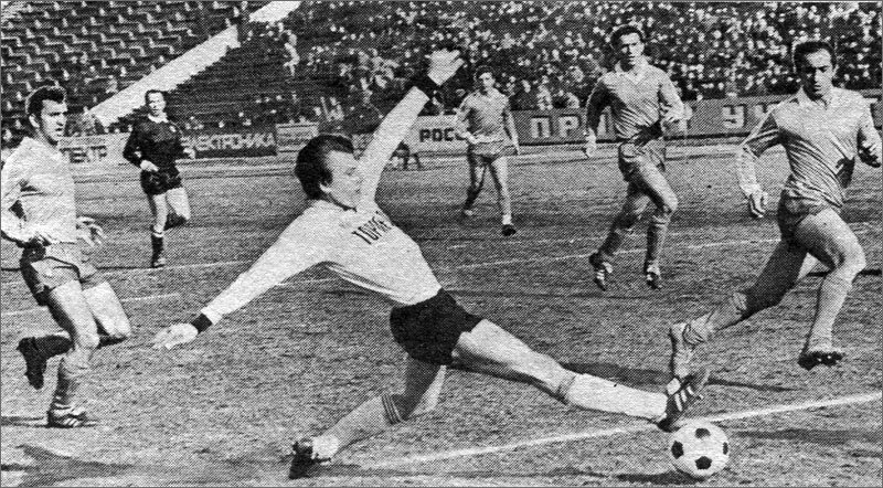 «Торпедо» - «Торпедо» (Кутаиси) – 2:0. На переднем плане новичок москвичей Владимир Сочнов.