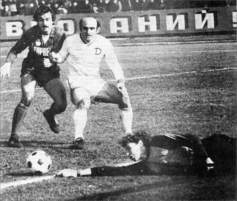 «Торпедо» - «Динамо» (Тбилиси) – 0:2. Торпедовец Александр Гостенин, динамовец Реваз Челебадзе (в белом) и вратарь автозаводцев Дмитрий Харин.