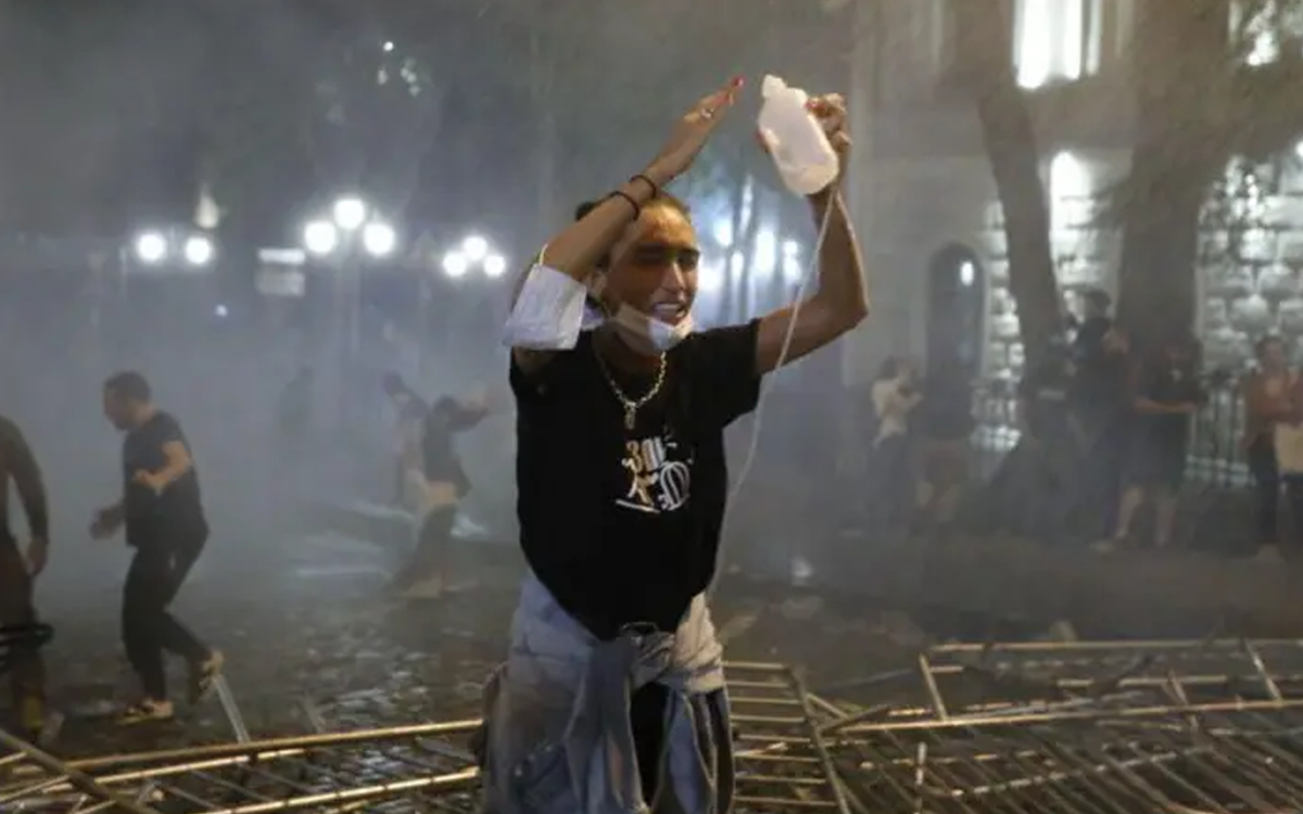 Протестующие, многие из которых были молодыми студентами, яростно противостояли полицейским в касках и бронежилетах.