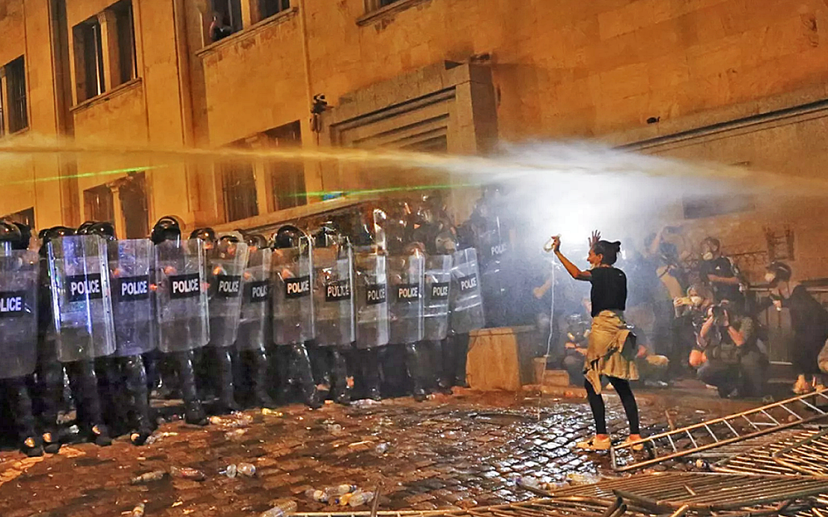 Грузия на распутье: парламент принял во втором чтении "закон об иноагентах" под протесты