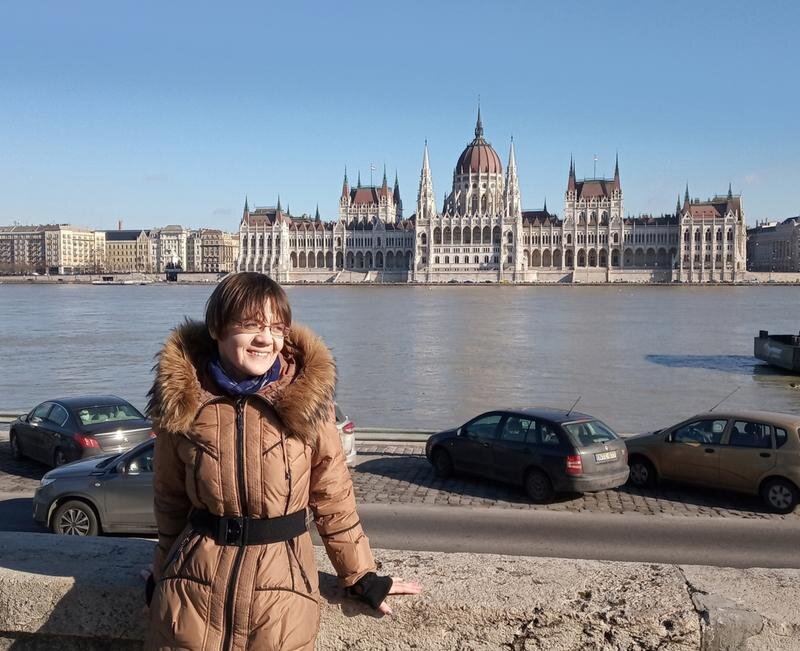 Счастливая автор на фоне Венгерского парламента, по-моему, февраль 20 года. До ковида. 