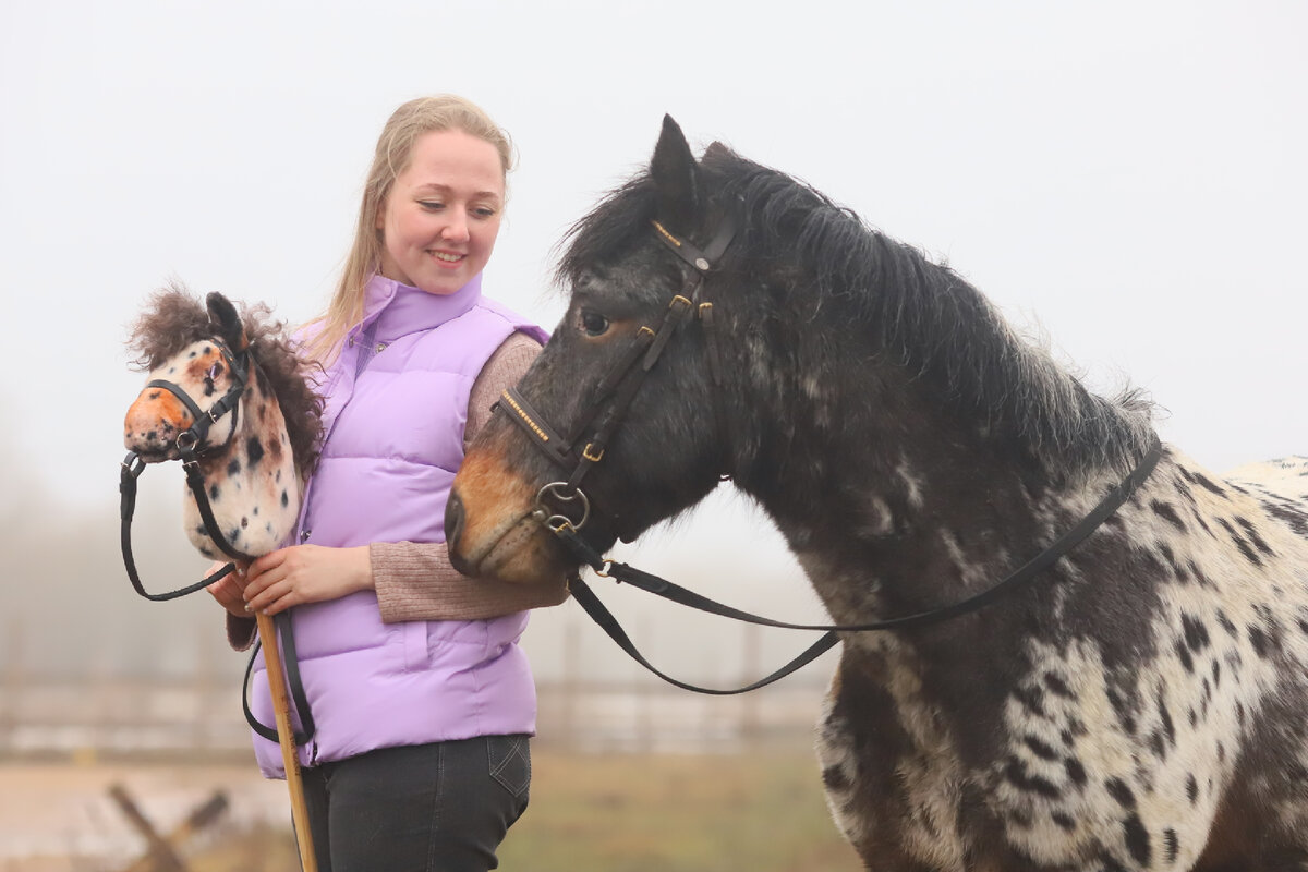 Пони и его мини-копия, оба в уздечках
