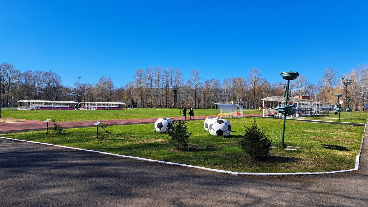 1.05.2024. Выяснила у местных бегунов, что длина дорожки стадиона - 400 метров, хотя выглядит он меньше котовского. Ну, у меня глазомер ни к чёрту был всегда, так что просто поверю людям.