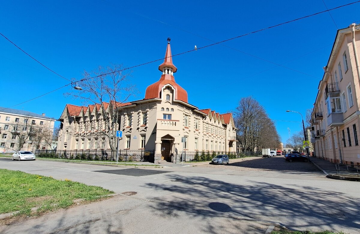 1.05.2024. По пути на первую пробежку в Кронштадте. Небо немножко строгое, потому как всего 8 градусов. Община сестёр милосердия.