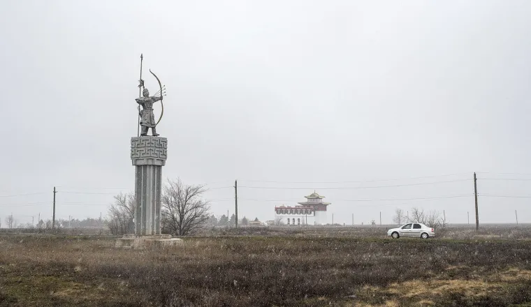 Калмыцкий богатырь Улан Хонгор Алый Лев является одним из главных героев калмыцкого народного эпоса, статуя этого героя-кочевника, выпускающего сразу по четыре стрелы охраняет город с южной стороны · Валерий Нистратов для Forbes