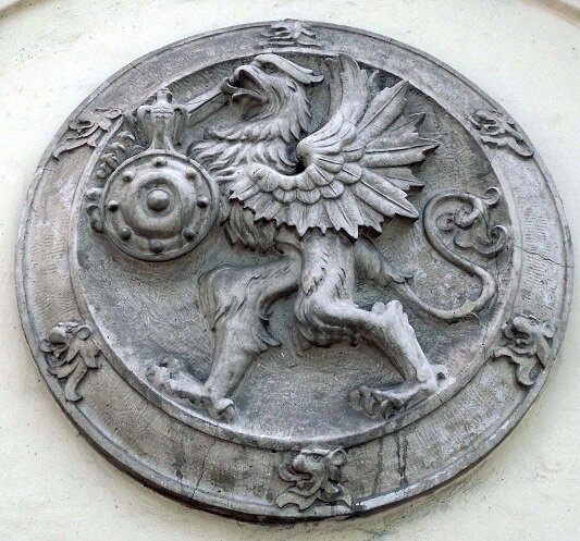 Герб Романовых, правящей династии в Российской империи на Палатах бояр Романовых в Москве. Фото автора.