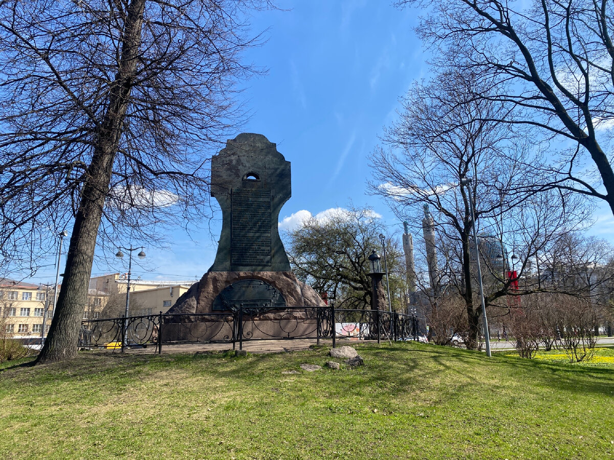 Фото автора. Памятник и мечеть 