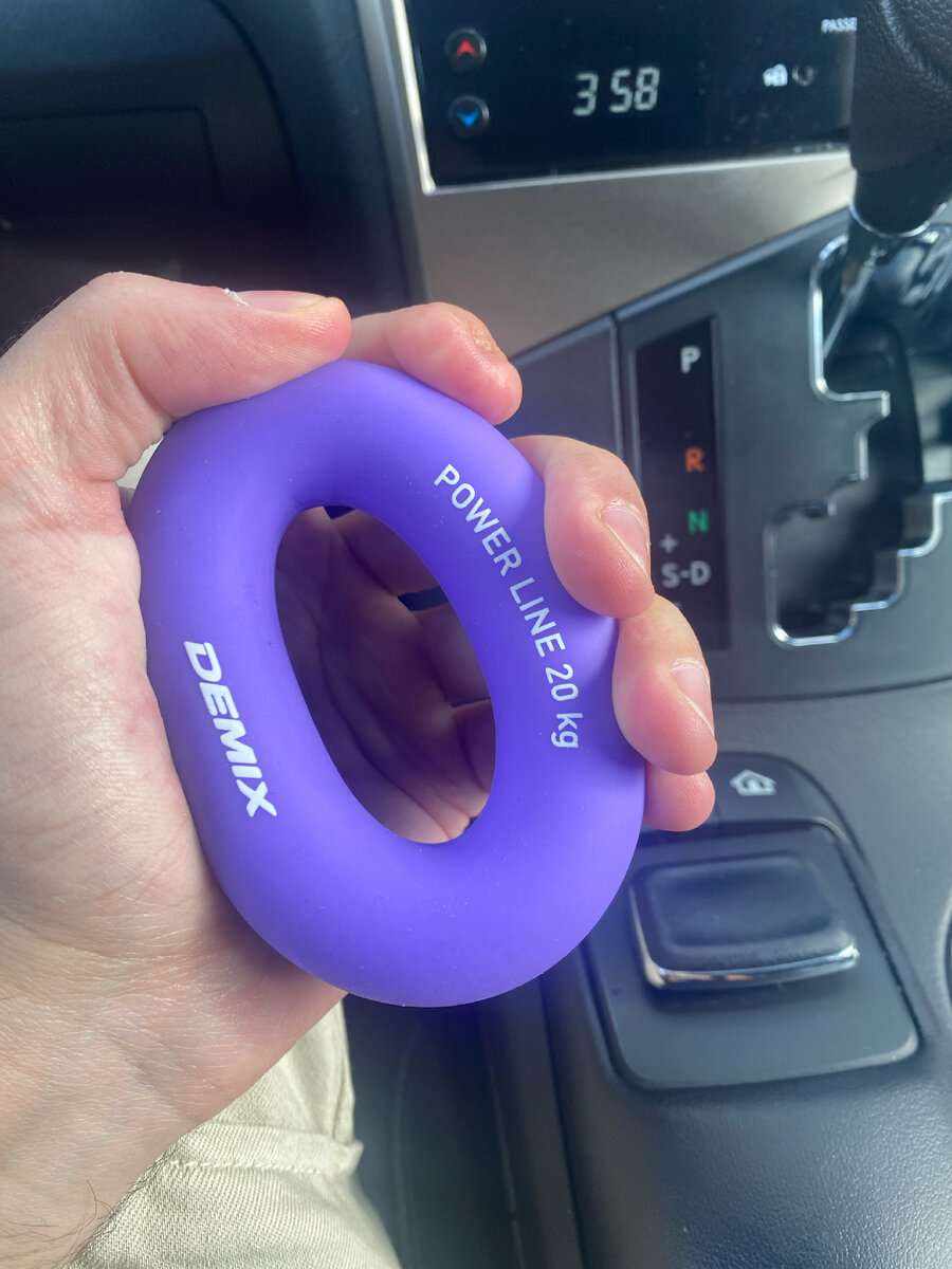 в машине разминаю руки эспандером. Куплен в Спортмастере по какой-то смешной цене. 