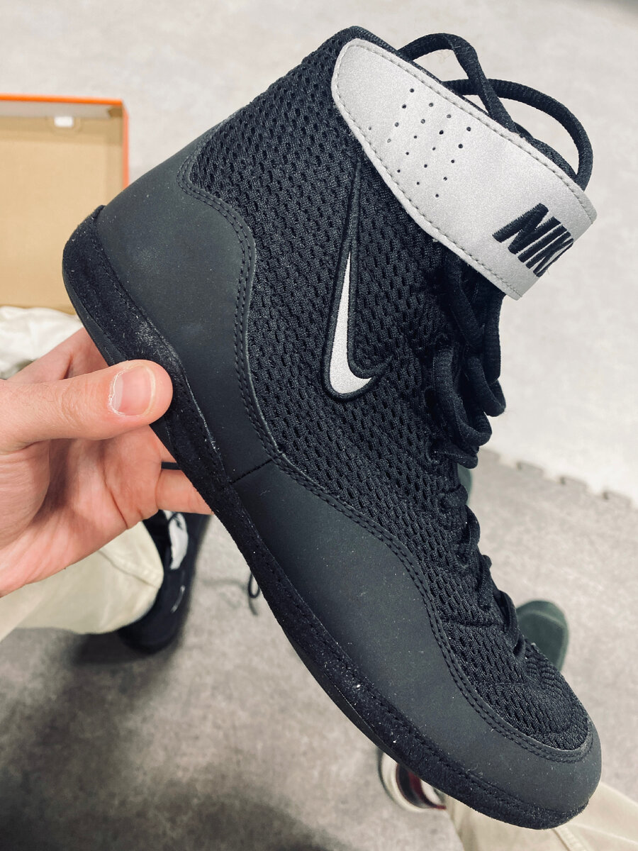 Проблемы с ногами подтолкнули меня к покупке специализированной обуви. Очень понравились боксерки фирмы Эверласт, но никак не мог подобрать размер. В итоге остановился на этих Найках. Абсолютно не жалею, они бесподобны: мягкие, легкие, полностью прошиты и отлично фиксируют ногу. Один лишь минус – стоимость в размере 22,000₽ (без учета скидок). 