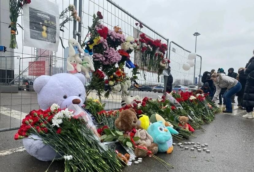 Россияне несут цветы и игрушки к мемориалу у «Крокуса» на 40-й день