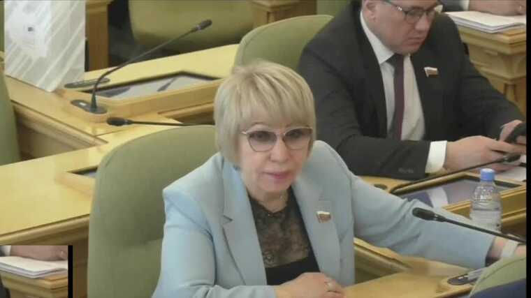 Екатерина Собканюк задалась важным вопросом копошащихся тунеядцев на ее теле, пока ее сосед играет в тетрис