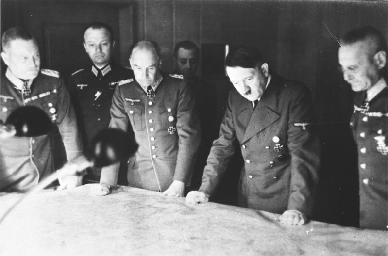 Гитлер с военачальниками. PS: иллюстрации демонстрируются исключительно в исторических целях.