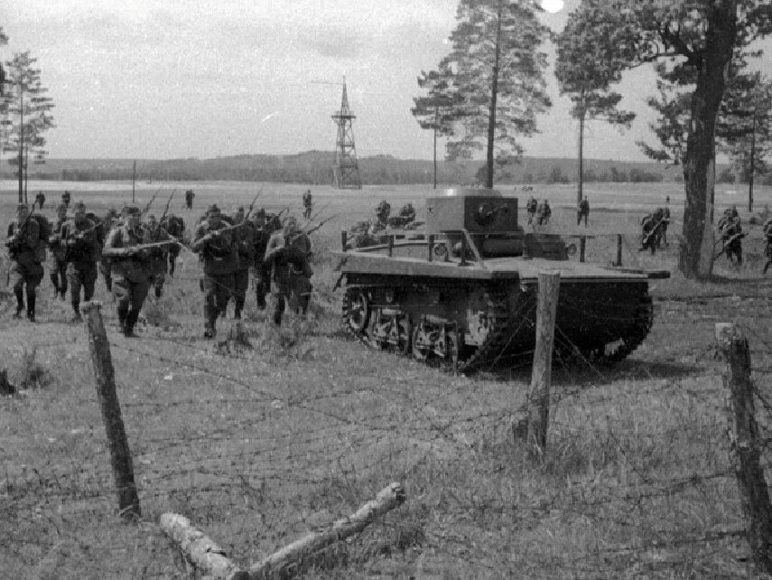 Стрелковое подразделение из состава войск Западного особого военного округа на тактических учениях, 1940 год.
