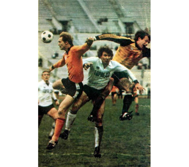 «Торпедо» - «Шахтёр» (Донецк) – 1:0. Слева направо торпедовец Сергей Пригода, нападающий «Шахтёра» Сергей Морозов (в оранжевом), торпедовцы Валентин Ковач и Валерий Сарычев (вратарь).