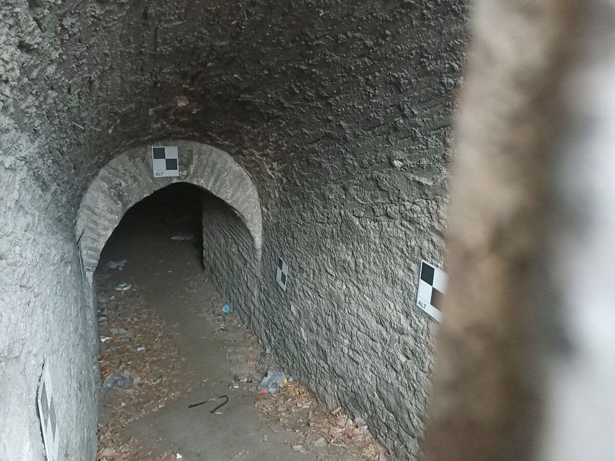 После того, как в подвале была судостроителная верфь, выходы из него стали значительно уже, а "пол" подняли, засыпав землей