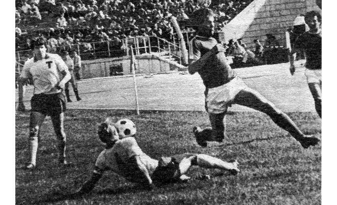 «Кайрат» (Алма-Ата) – «Торпедо» - 0:3. Торпедовцы Владимир Сочнов (слева) и Сергей Пригода (в подкате).