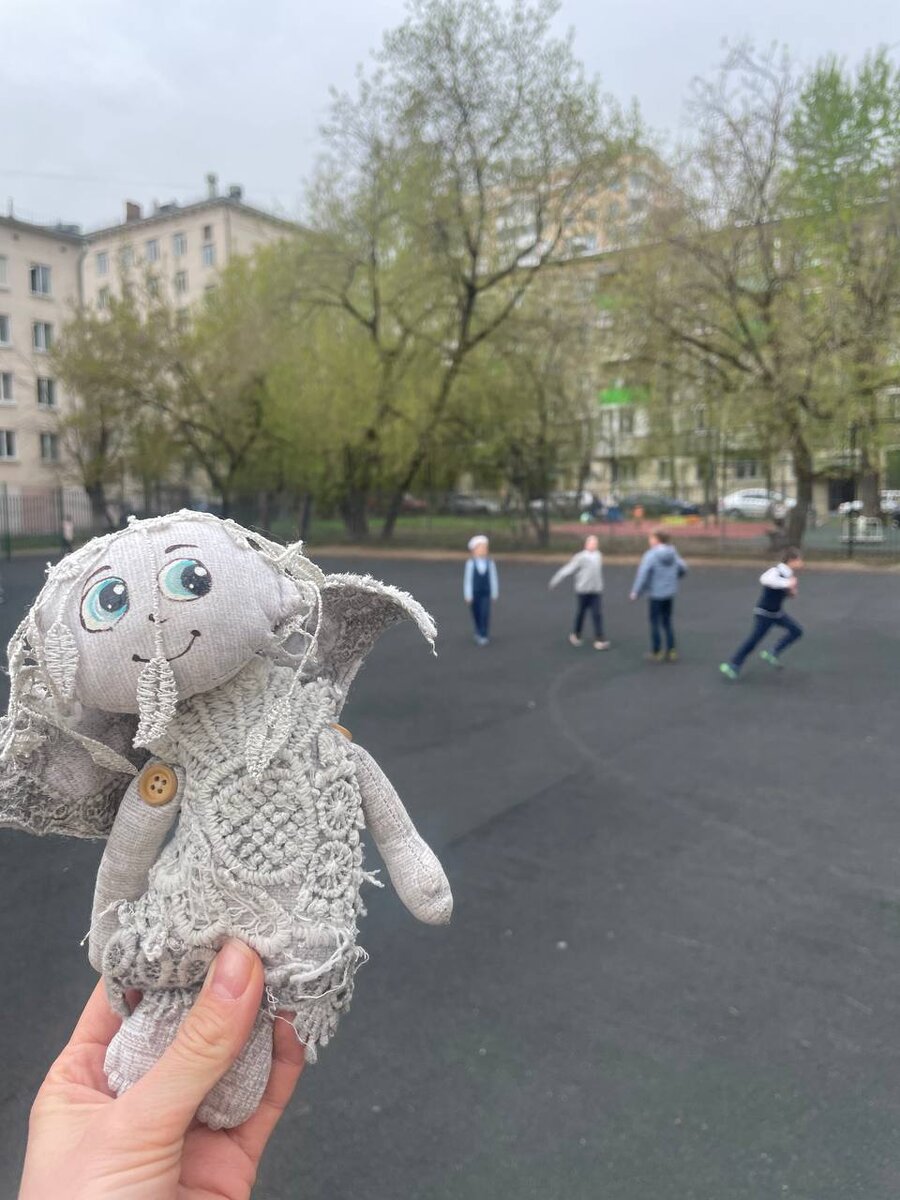 Феечка наблюдает за ребятам, как они играют в футбол.