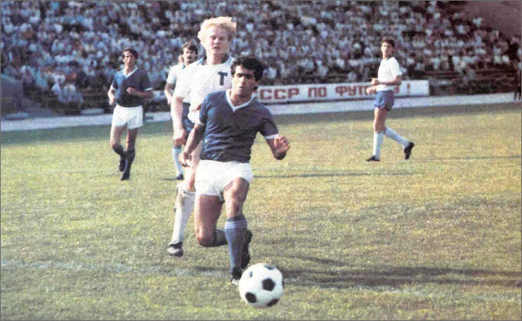 «Металлист» (Харьков) – «Торпедо» - 2:3. Слева направо: харьковчанин Игорь Талько (вдали, в синем), торпедовцы Александр Полукаров, Валерий Шавейко, харьковчанин Гурам Аджоев и торпедовец Николай Савичев (вдали).