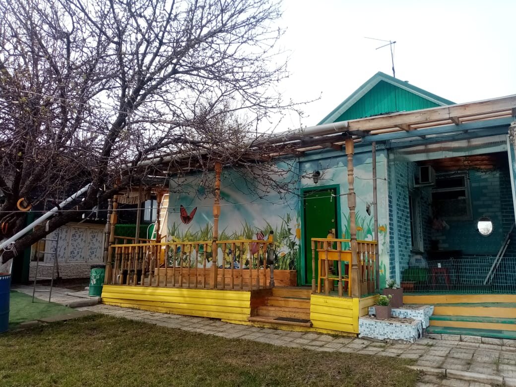 Груша по-прежнему стучит ветками по крыше