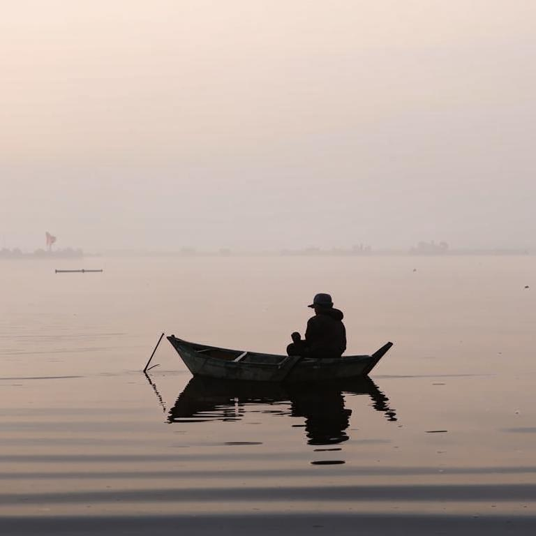 «На реке в лодке сидит рыбак. Рассветный туман, весна, тишина. Рыбак с очень озадаченным лицом пытается что-то решить» — именно так нейросеть проиллюстрировала наш запрос. Как вам? 