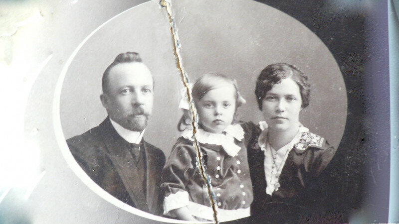     Семен Смоленников. Справа - предположительно его сестра Александра. ru.openlist.wiki