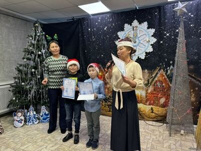 «Наукаҕа бастакы хардыыларым” Бүтүн Арассыыйатааҕы оҕо чинчийэр, айар үлэлэрин күрэҕин, өрөспүүбүлүкэтээҕи «Я-профи” Чемпионат уонна улуустааҕы “Эдэр профессионаллар” Чемпионат кыайыылаахтарын, бары кыттыылаахтарын чиэстиир тэрээһин тохсунньу 12 күнүгэр ыытылынна. Директор Ангелина Владимировна кыттыбыт оҕолорго, педагогтарга дипломнары, онтон “Правохранительная деятельность” компетенцияҕа күүс-көмө, сүбэ-ама буолбут Сунтаардааҕы Ис дьыала отделын ДПС инспекторыгар, полиция лейтенана Ф.Э.Спиридоновка, эксперт-криминалист, полиция капитана Г.Г. Трофимовка махтал суруктары туттартаата. Бу күн улуустааҕы театральнай драматическай кэллэктииптэр икки ардыларыгар ыытыллыбыт «Алыптаах мааска” араадьыйа испэктээк күрэҕин кыттыылаахтара “Хамелеон” театральнай устуудьуйа (у/у сал. В.С.Зоммер) туруоруутугар “Саҥа дьыллааҕы дьикти киэһэ” инсценировканы көрдүбүт, Тымныы оҕонньор, Хаарчаана уонна 2024 сыл бэлиэтэ Дракон Эргэ саҥа дьылынан эҕэрдэлэрин иһиттибит, көрдөөх оонньууларыгар кытынныбыт.