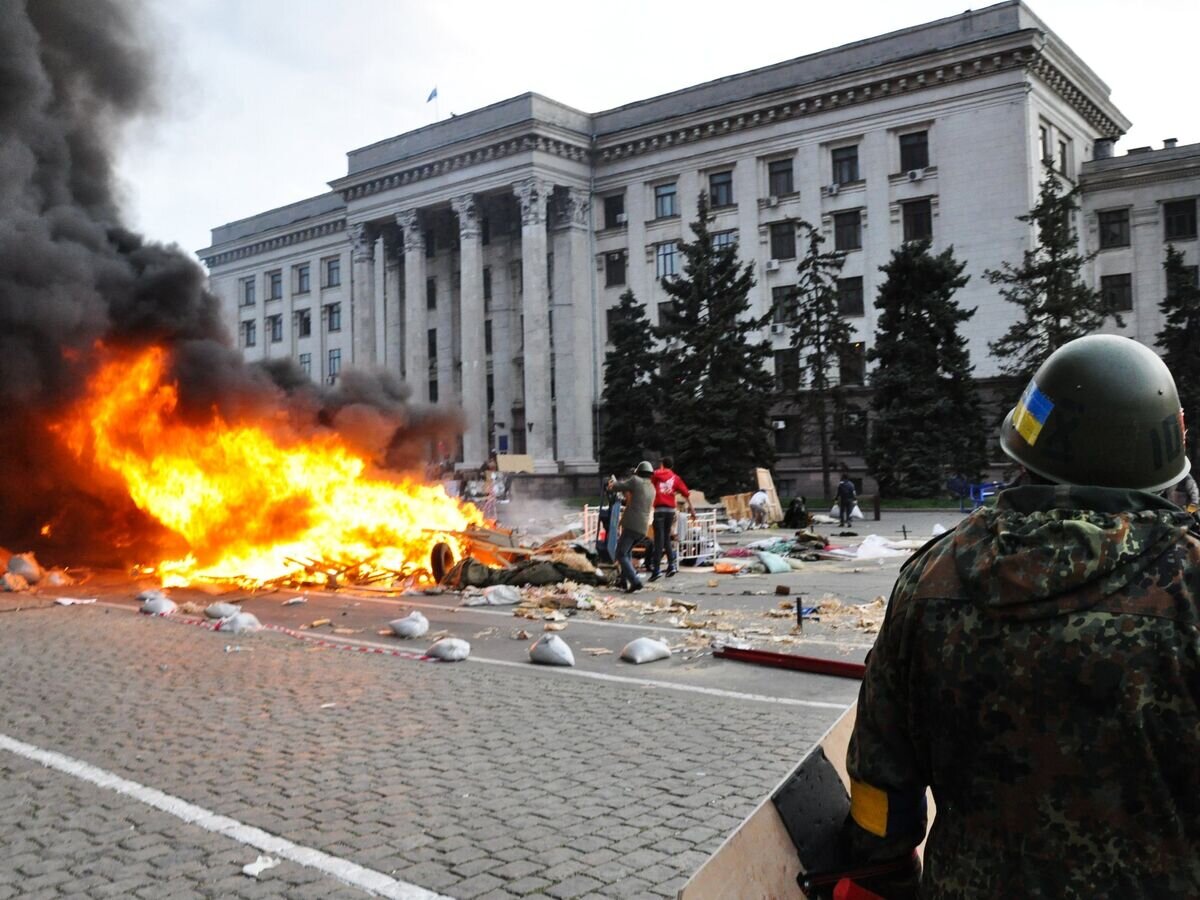 Массовые беспорядки у здания Дома профсоюзов в Одессе© РИА Новости / Денис Петров / Агентство "Одесса-медиа"