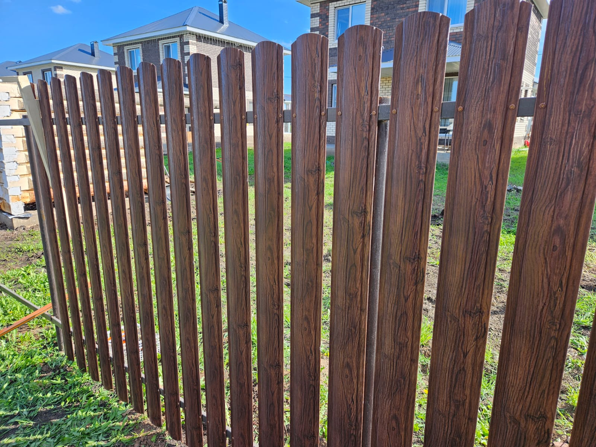 Остановились на красивом евроштакетнике под дерево