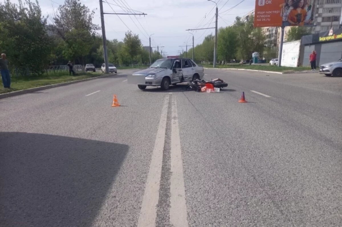    В Оренбурге на ул. Салмышской автомобиль «ВАЗ» сбил мотоциклиста