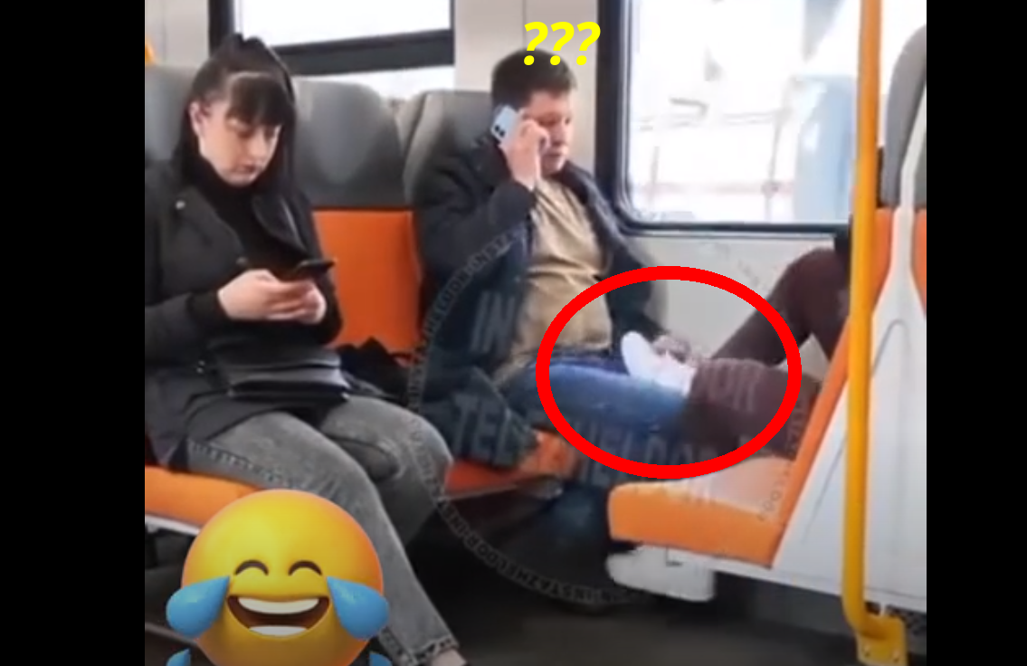 Женщина пинает мужчину ногами в подмосковной электричке