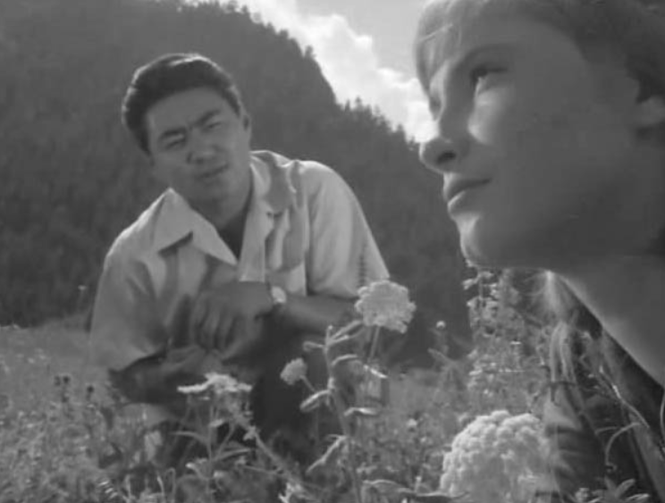Кадр из фильма. Монгольский актёр Сурэнгийн Сухбатор в роли Дорджи и Алла Чернова в роли Гали Устинович