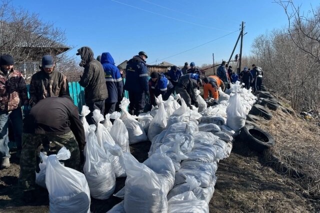    Местные жители при помощи волонтёров готовятся к паводку. Фото: Из личного архива/ Александр Седельников