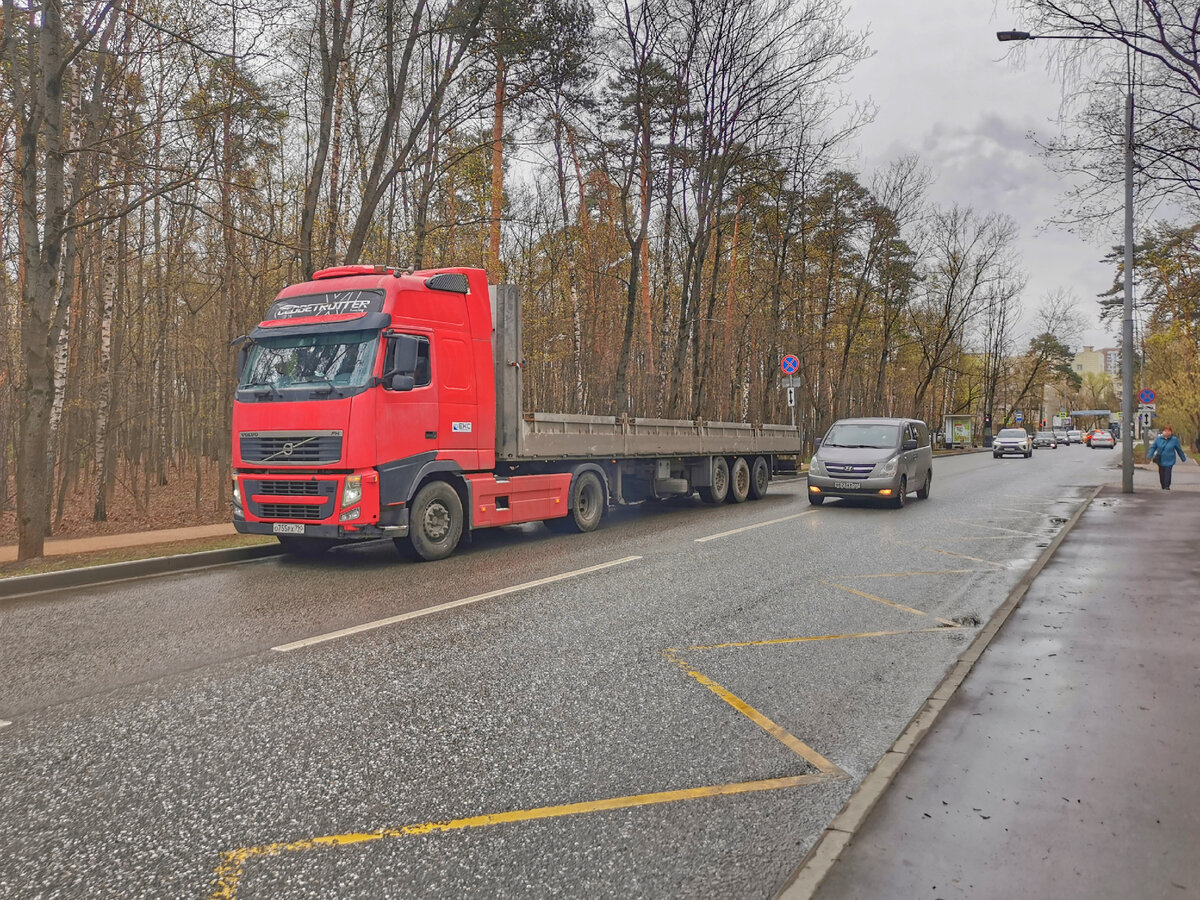 Тягач Volvo FH 500 с полуприцепом на Пехотной улице.