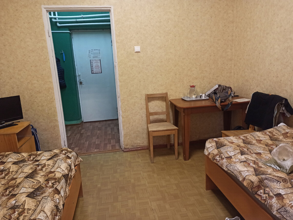 Комнатка 10-12 м на двоих. Вид на входную дверь.