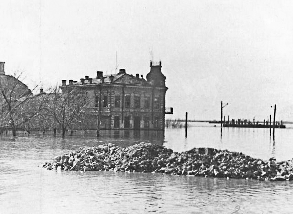 Набережная Урала у Оренбурга, 1942. в 2024 году точно также