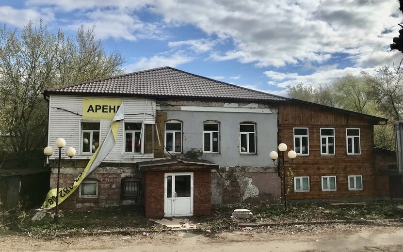    Фотофакт: сайдинг начали снимать со здания старейшей городской бани Ижевска