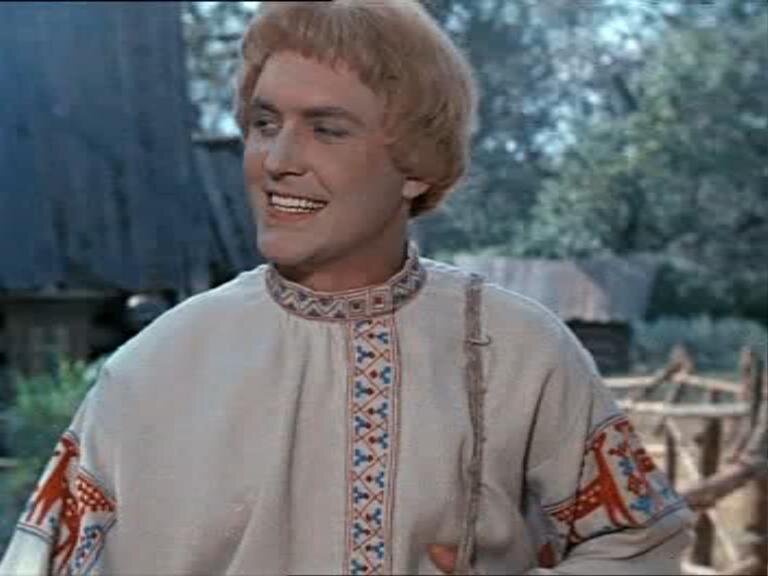 В самом начале "Морозко" Иван идёт мир посмотреть и себя показать. Это поведение юного, а не зрелого человека. Источник: kinorium.com