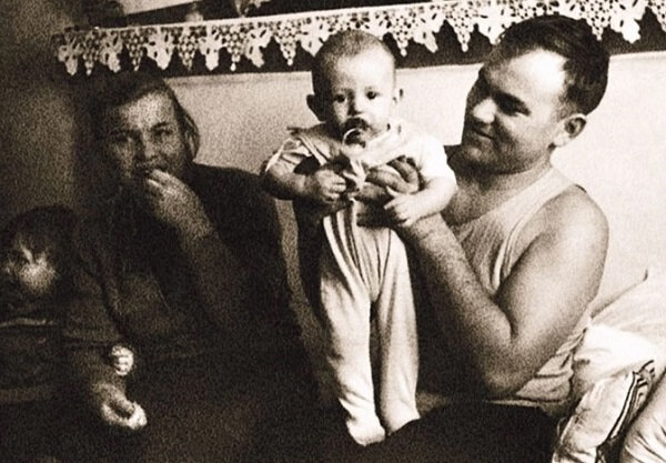    Маленький Сережа вместе с родителями