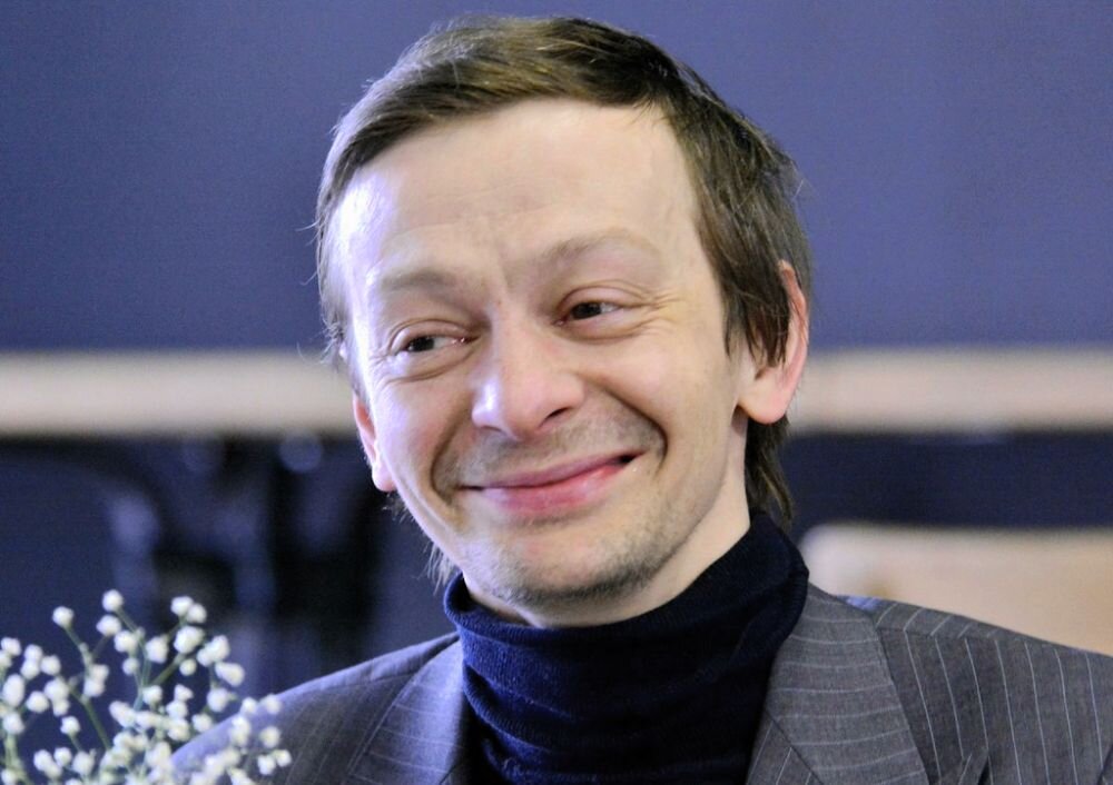 Евгений Кулаков не мечтал в детстве стать актёром, но потом его планы изменились.