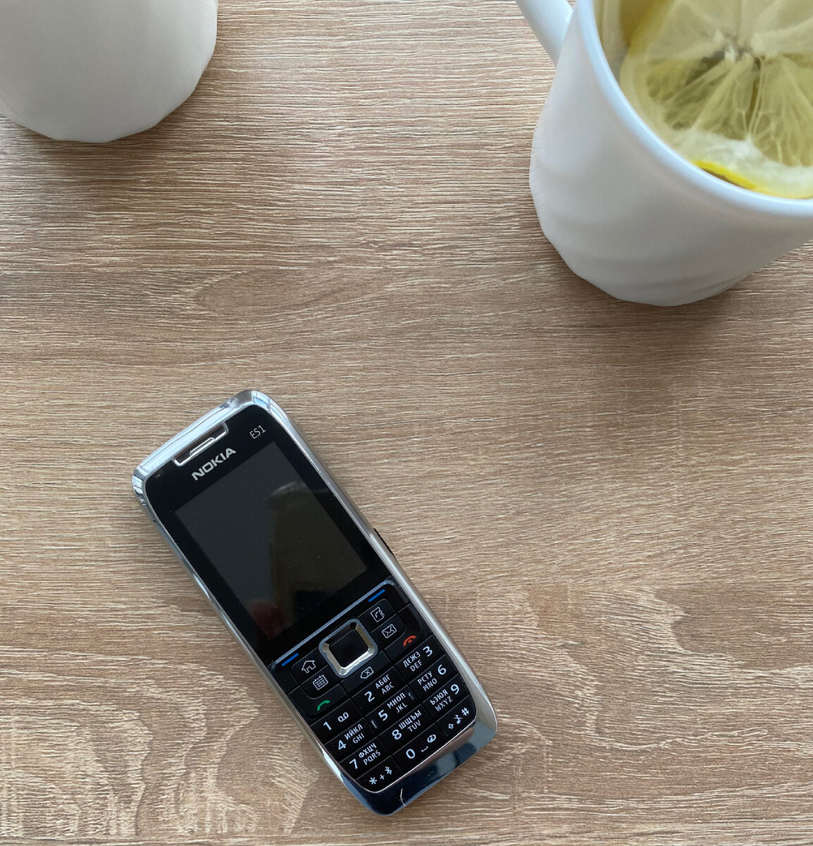 Мой Nokia E51 очень удобно лежит в руке и приятный на ощупь