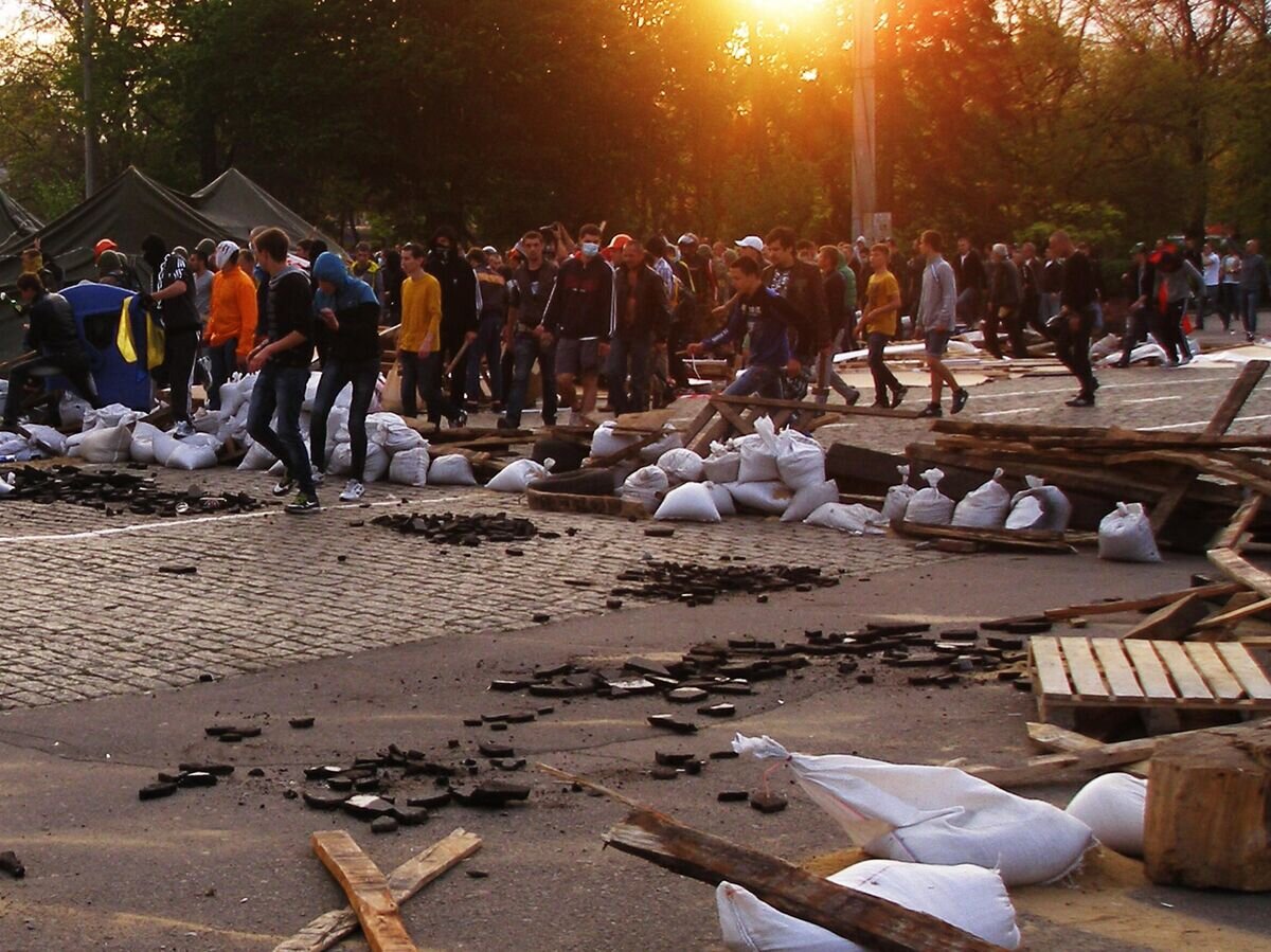    Разрушение палаточного лагеря активистов движения "Антимайдан" на площади Куликово поле в Одессе© РИА Новости / Александр Полищук