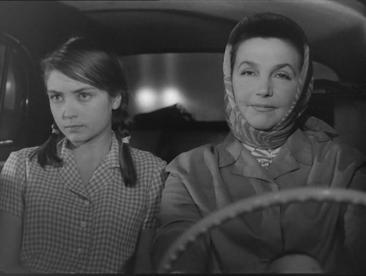 Жанна Болотова и Тамара Макарова. Кадр из фильма "Люди и звери"